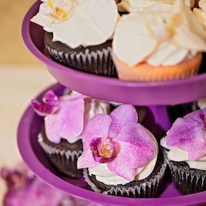 orchid-adorned-wedding-cupcake